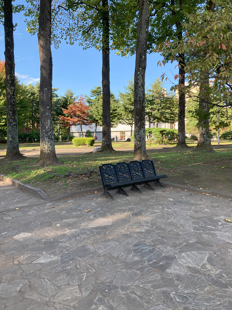 盛岡城跡公園の風景（ベンチ）